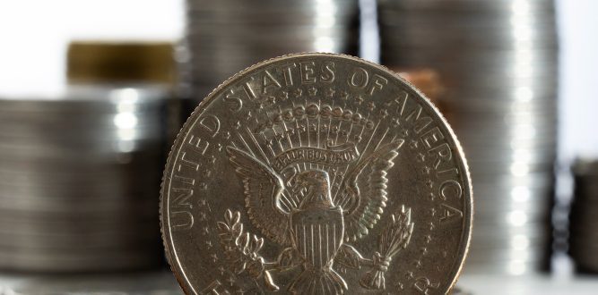 Сколько зарабатывают сотрудники ФСБ в [year] году