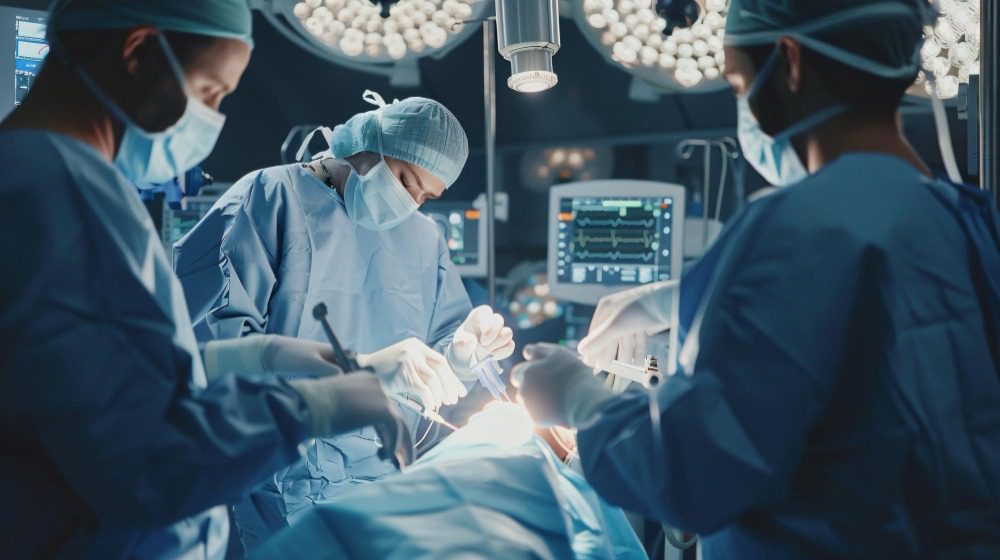 Сколько зарабатывает хирург в России и других странах в 2026 году