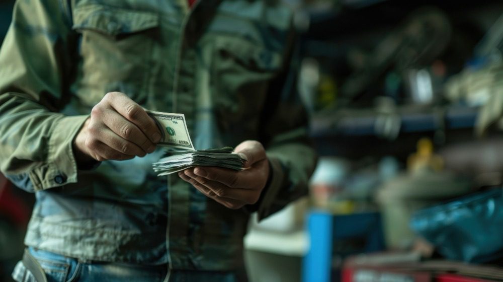 Сколько получают военные в России